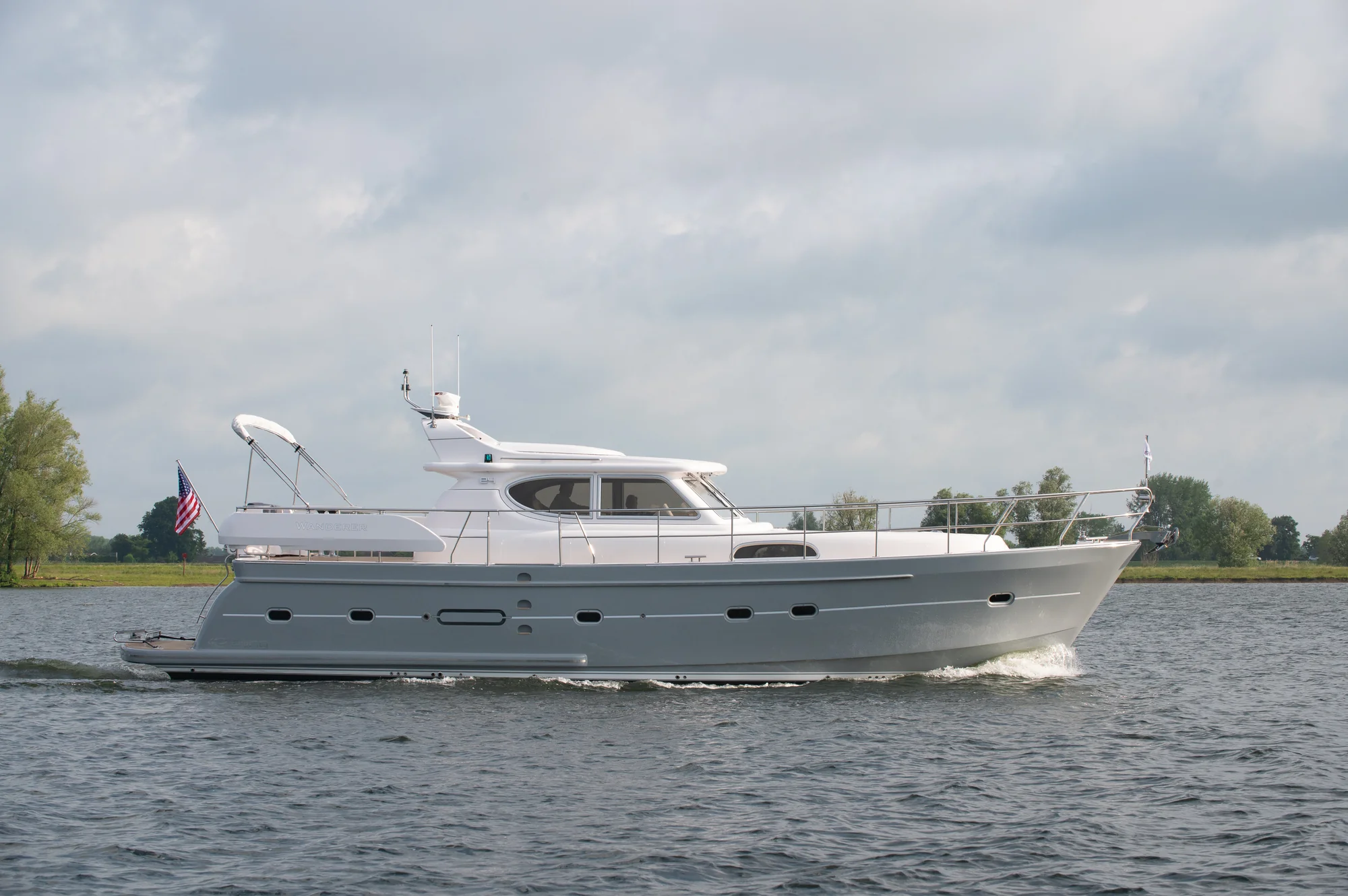 E4-343 in side profile on the water, showing the hull, wheelhouse and aft deck.